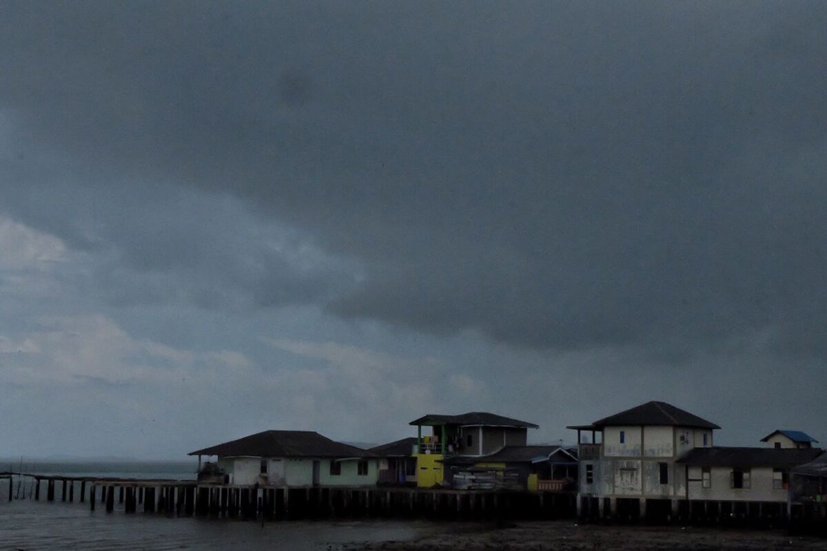 Prakiraan Cuaca Kepri 12 Juli: Waspada Hujan Petir dan Angin Kencang