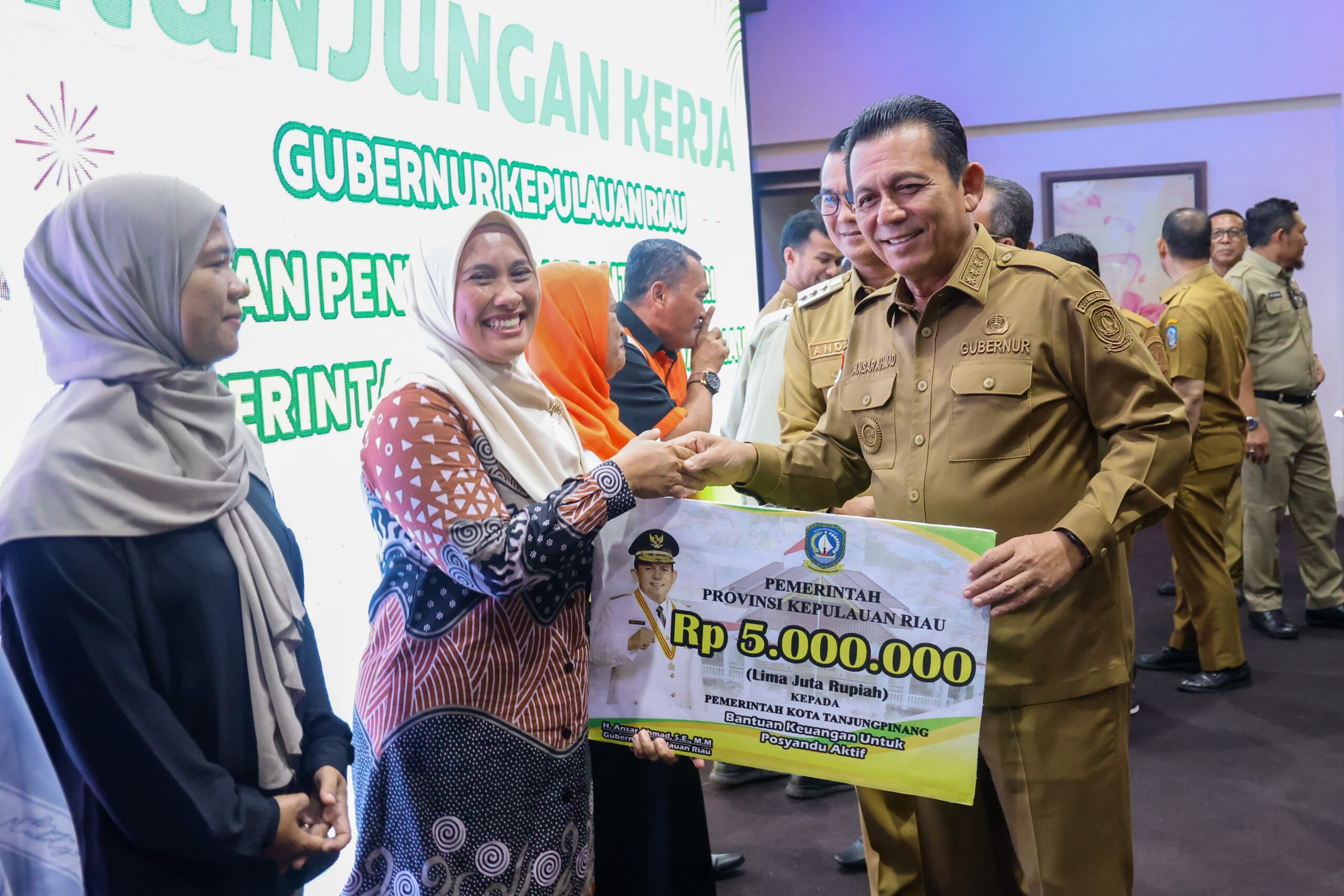 Gubernur Kepri Salurkan Bantuan untuk Masyarakat Tanjungpinang