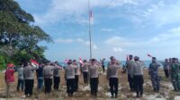 Polisi Kibarkan Bendera Merah Putih di Pulau Terluar Bintan