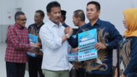 Rudi Serahkan Insentif untuk RT/RW se-Kecamatan Batuaji