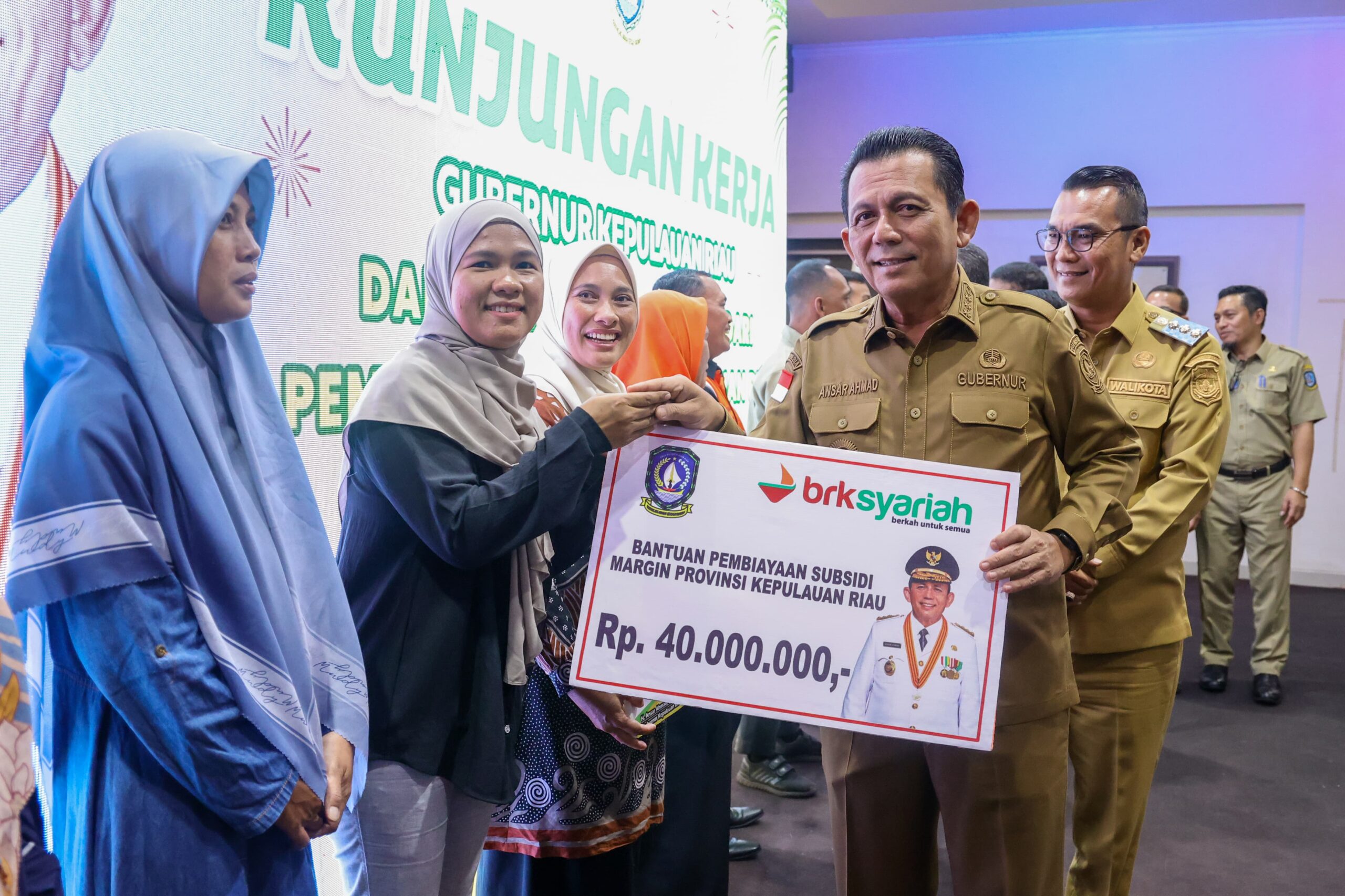 Gubernur Ansar Terima Penghargaan Apresiasi Tokoh Indonesia 2024