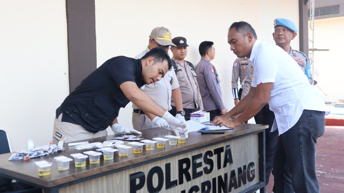 Personel Polresta Tanjungpinang Jalani Tes Urine