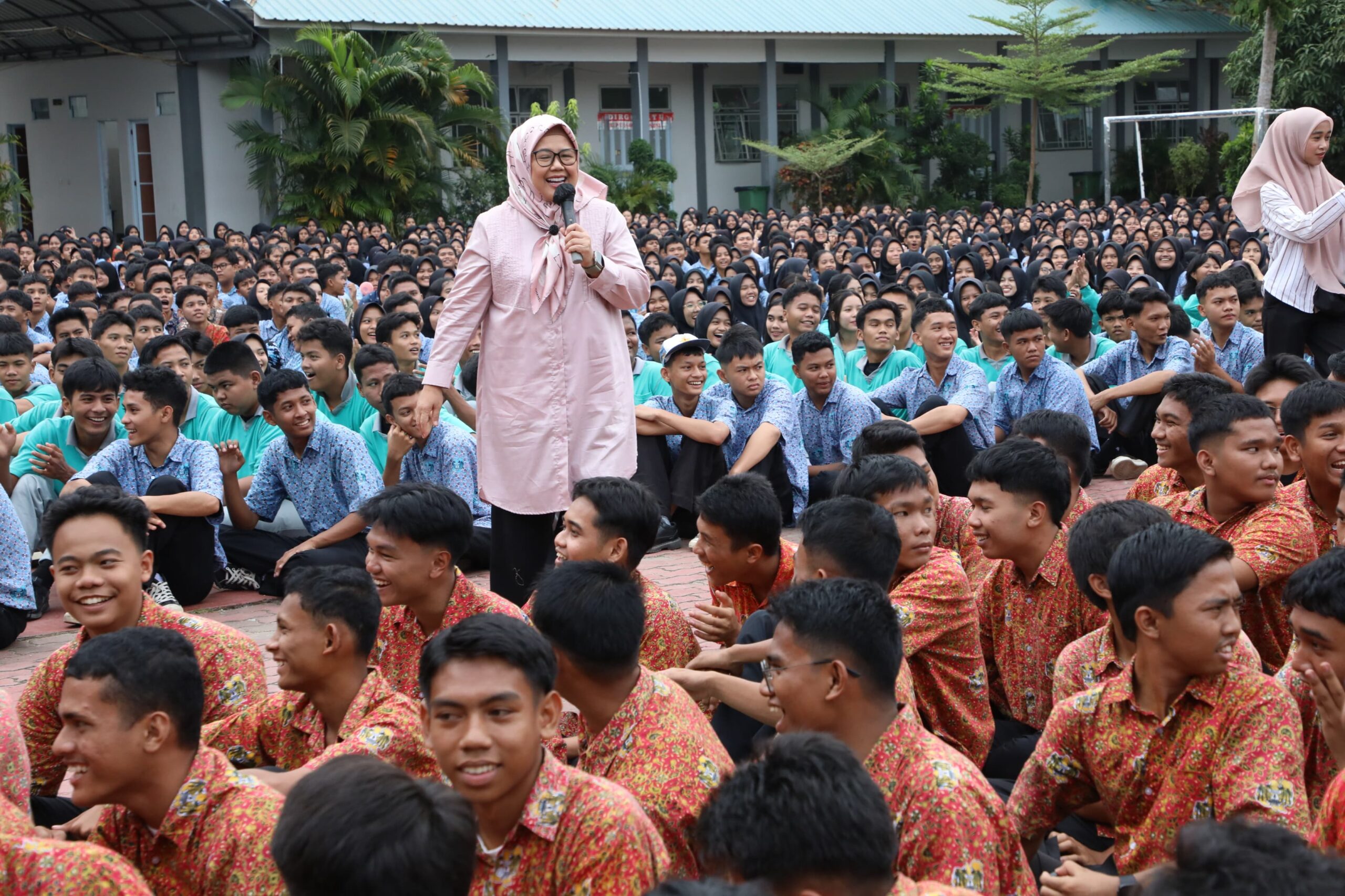 Pelajar SMA Negeri 8 Batam Sambut Antusias Kehadiran Marlin Agustina