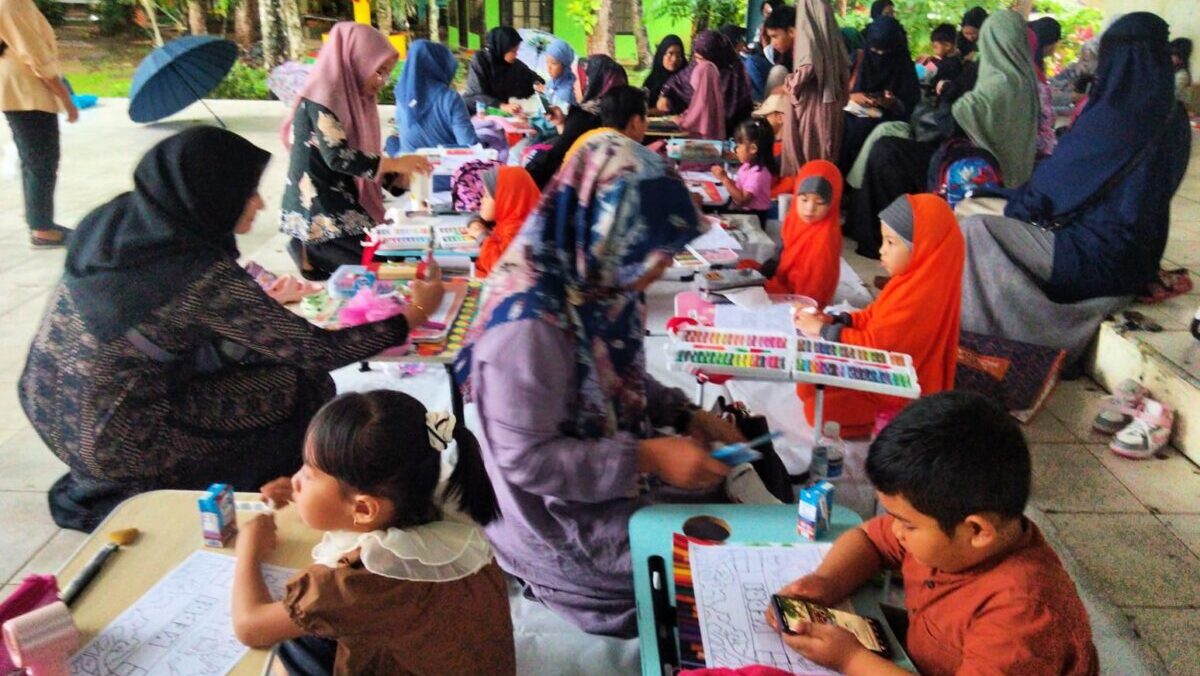 Hujan Tak Halangi Semangat Puluhan Anak Ikuti Lomba Mewarnai HUT ke-7 AJI Tanjungpinang
