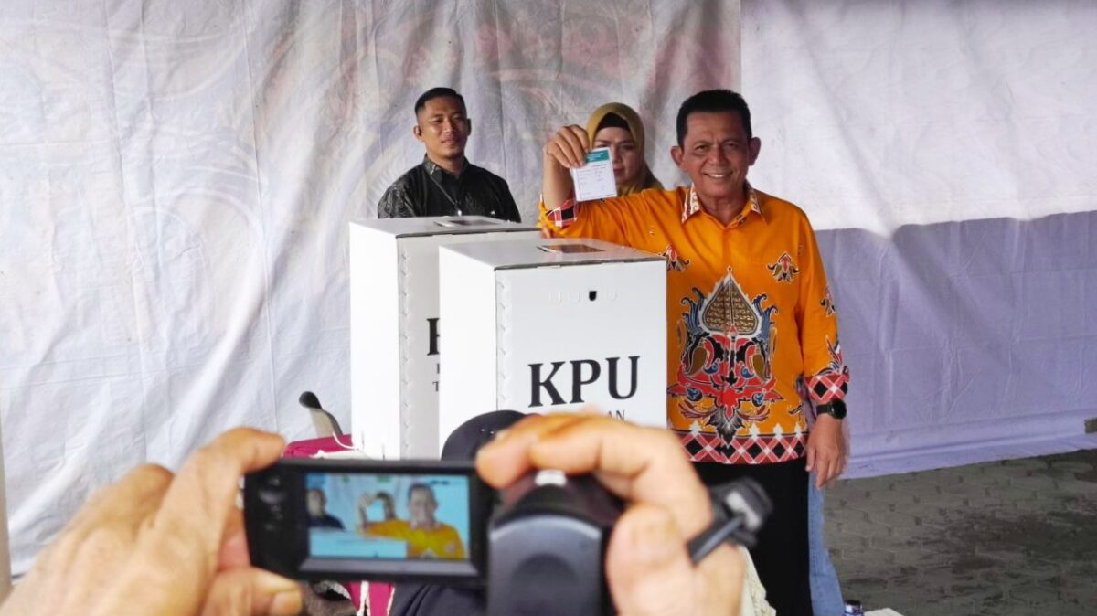 Ansar Ahmad dan Keluarga Salurkan Hak Pilih di TPS 14, Serukan Partisipasi Pilkada Kepri 2024