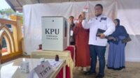 Calon Wakil Wali Kota Tanjungpinang nomor urut 01, Rizha Hafiz, bersama sang istri, Kholisa Amalia, seusai memberikan hak suaranya di TPS 14, Kelurahan Melayu Kota Piring.