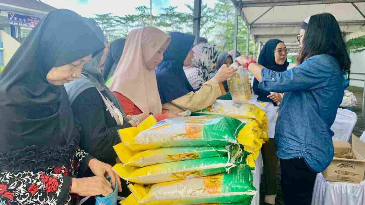 Warga Antusias Borong Kebutuhan Pokok Murah dalam Operasi Pasar di Tanjungpinang