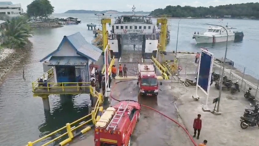 KMP Mulia Nusantara Terbakar di Perairan Telaga Punggur