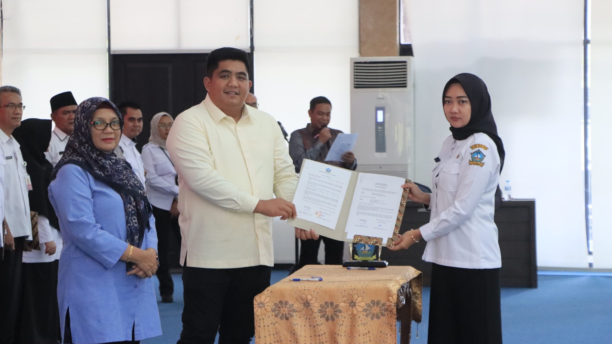 Bupati Bintan Serahkan DPA 2025 Kepada 29 OPD dan 10 Kecamatan