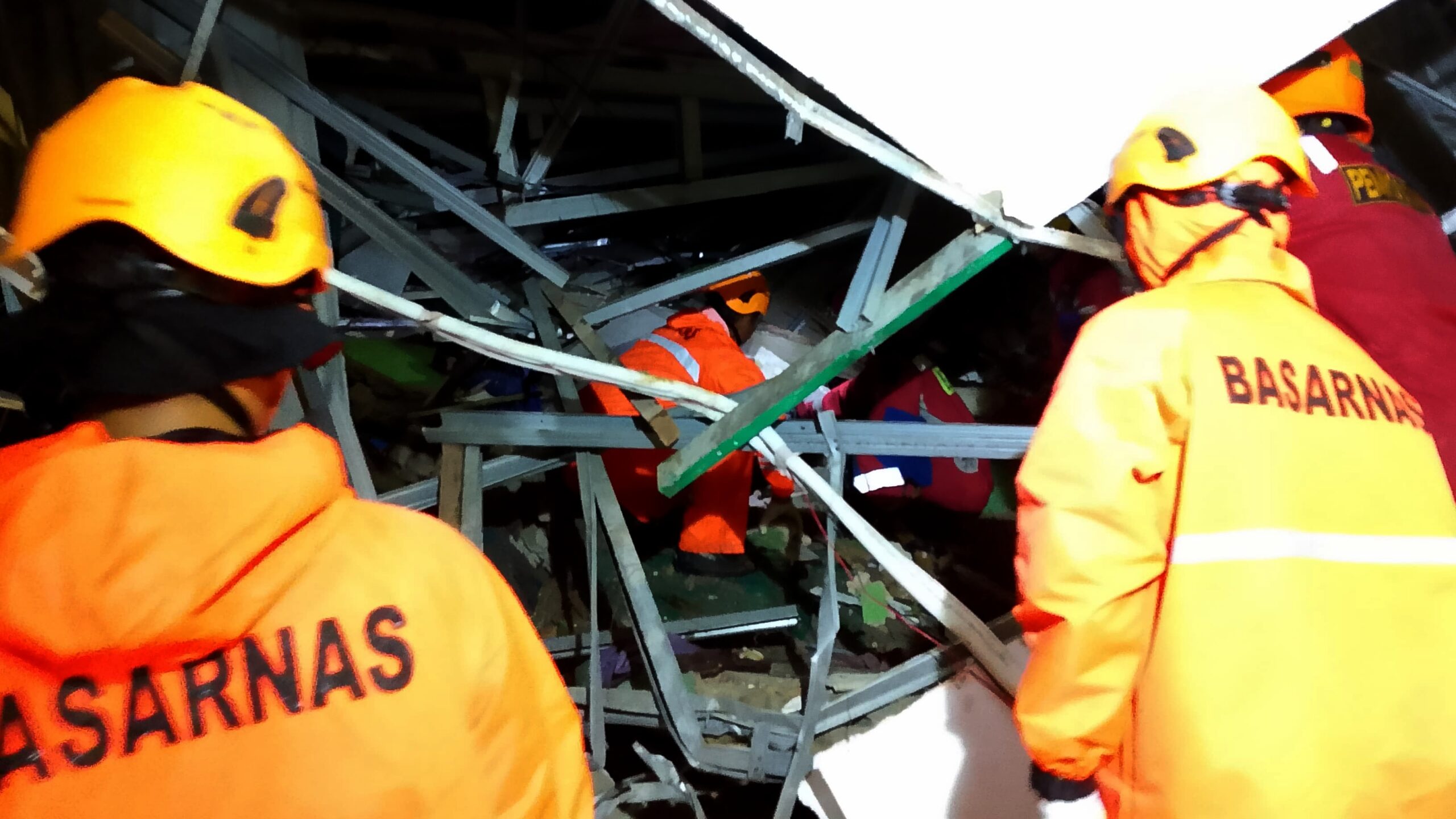 5 Rumah Tertimbun Longsor di Tiban, 4 Warga Belum Ditemukan