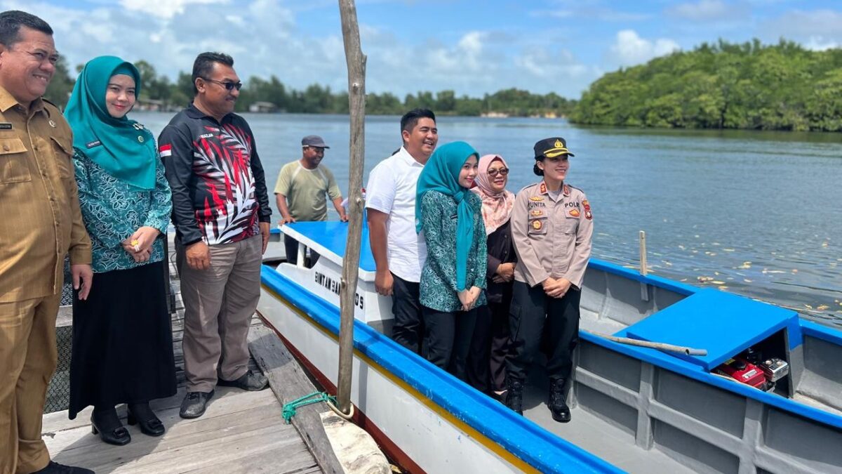 Nelayan Desa Sebong Lagoi dan Bintan Utara Dapat Bantuan 20 Kapal Fiber