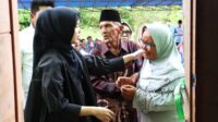 Tangis Haru Warga Kawal Sambut Bantuan Rehabilitasi Rumah di Bintan Tangis Haru Warga Kawal Sambut Bantuan Rehabilitasi Rumah di Bintan