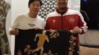 Menpora Dito Ariotedjo Beri Hadiah Kain Batik kepada Shin Tae-yong sebagai Tanda Perpisahan