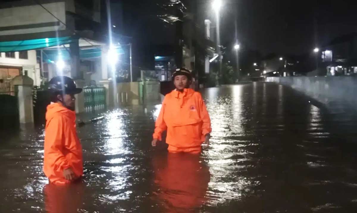 Banjir Jakarta dan Sekitarnya: Ketinggian Air Capai 3 Meter, Warga Mengungsi