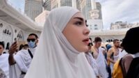Celine Evangelista Jalani Umroh Pertama Usai Mualaf, Ungkap Doa Haru di Depan Ka'bah