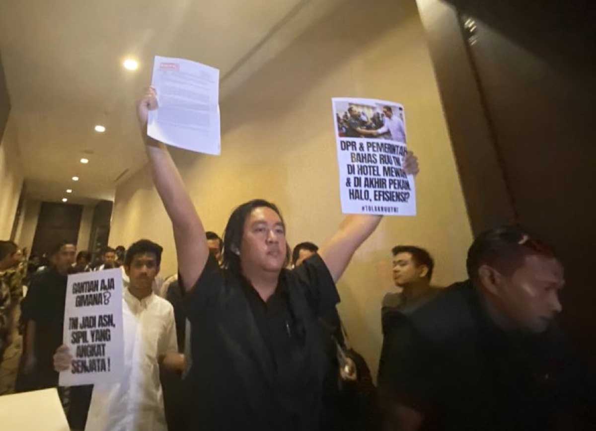 Rapat Tertutup RUU TNI Digeruduk, Massa Teriakkan Penolakan Dwifungsi ABRI