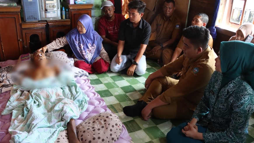 Senyum Bahagia Keluarga Ali, Lansia di Kawal Pantai Yang Dikunjungi Bupati Roby