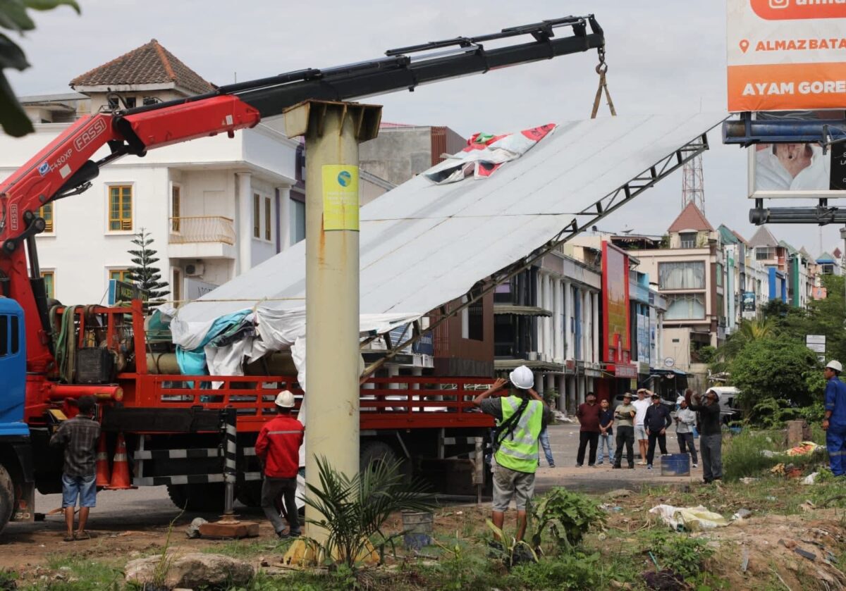 457 Reklame di Batam Dibongkar, Pemilik Diminta Segera Ambil Sisa Bongkaran Sebelum Disita
