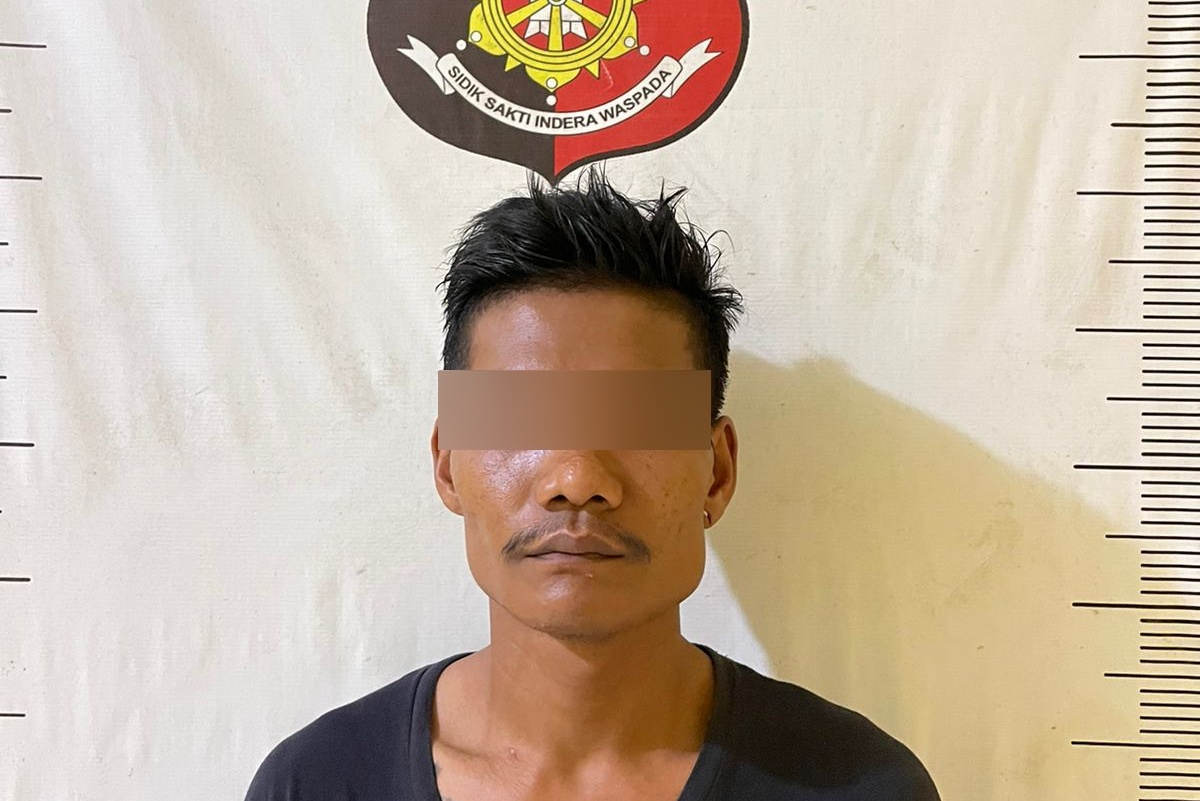 Tim Reskrim Polsek Batam Kota berhasil meringkus seorang pencuri besi reklame di kawasan Sei Panas, Kecamatan Batam Kota, Rabu, 23 Juli 2025. Foto: Polsek Batam Kota