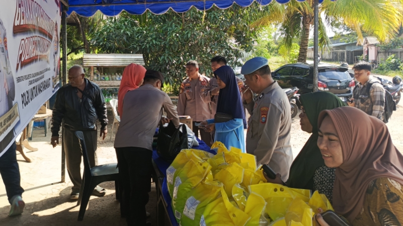 Polsek Pelabuhan Tanjungpinang Gelar Pasar Murah di Dompak, Sembako Diserbu Warga
