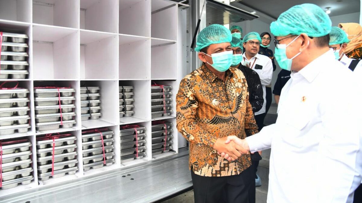 Gubernur Ansar Dampingi Mendag Budi Santoso Tinjau Dapur SPPG dan Temui Anak Penerima MBG di Batam