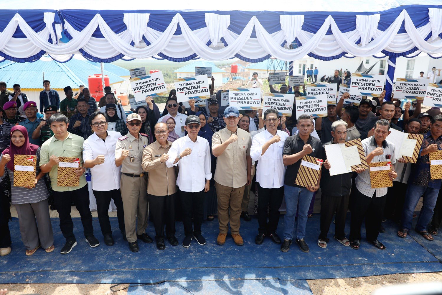 Wali Kota Batam Dampingi Menteri Transmigrasi Serahkan Sertifikat Tanah di Tanjung Banun