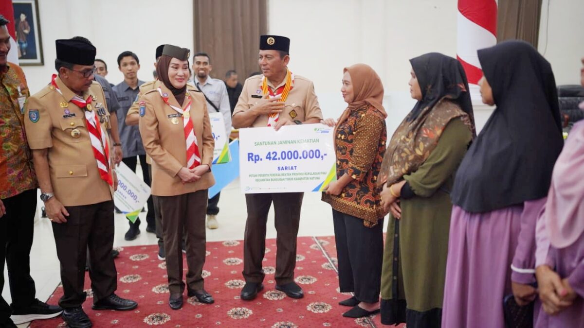 Gubernur Kepulauan Riau, Ansar Ahmad, menyerahkan santunan kematian kepada ahli waris petani dan nelayan penerima bantuan BPJS Ketenagakerjaan di Kabupaten Natuna. Penyerahan berlangsung di Gedung Serbaguna Sri Srindit, Ranai, Minggu, 10 Agustus 2025.