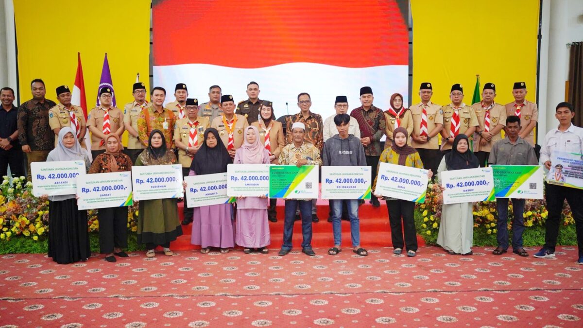 Gubernur Kepulauan Riau, Ansar Ahmad, menyerahkan santunan kematian kepada ahli waris petani dan nelayan penerima bantuan BPJS Ketenagakerjaan di Kabupaten Natuna. Penyerahan berlangsung di Gedung Serbaguna Sri Srindit, Ranai, Minggu, 10 Agustus 2025.
