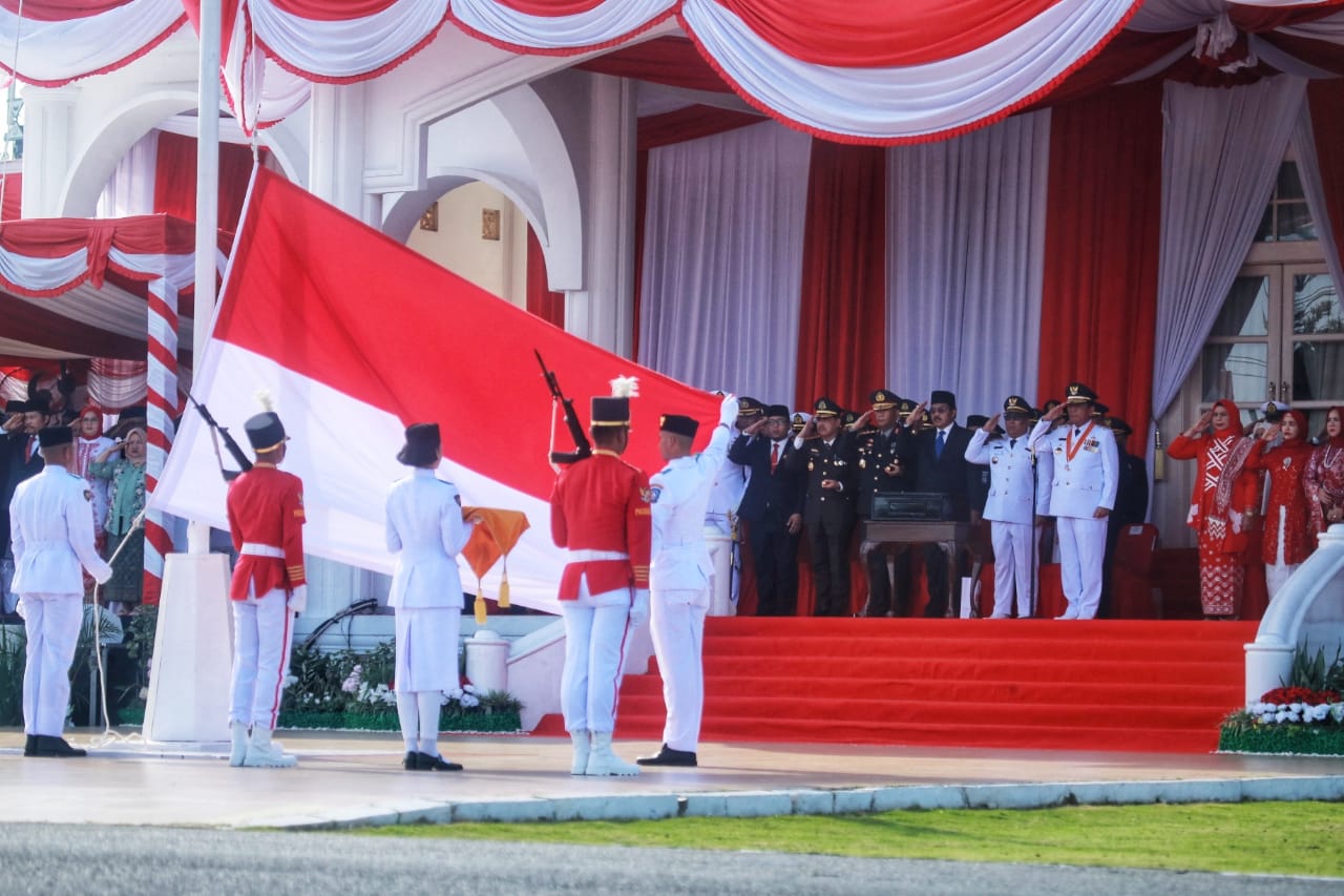 Khidmat di Gedung Daerah Tanjungpinang, Ansar Ahmad Jadi Inspektur Upacara HUT RI ke-80