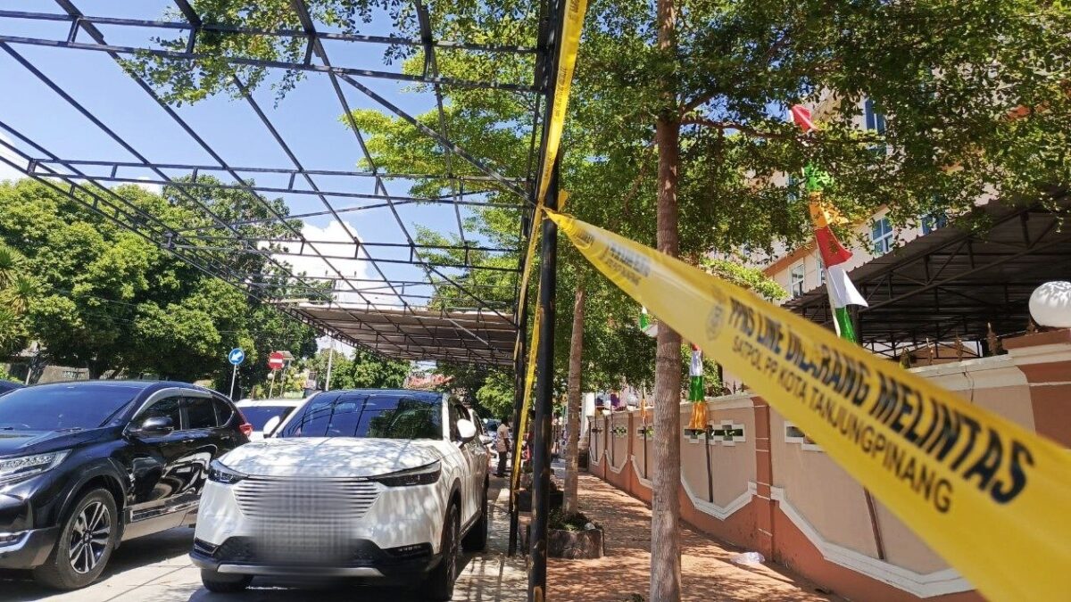 Sekolah Pelnus Tanjungpinang Langgar IMB, Satpol PP Segel Bangunan Kanopi