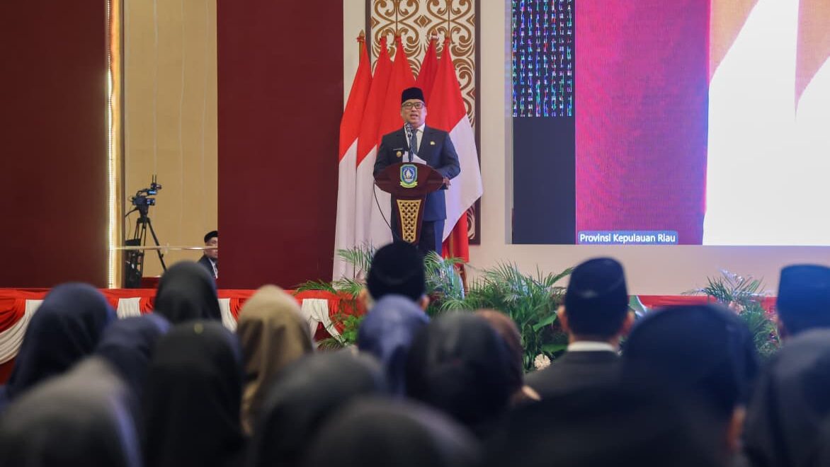 Wagub Nyanyang Sematkan Satyalancana Karya Satya untuk 238 ASN Kepri