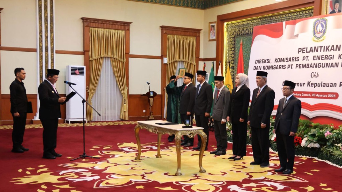 Gubernur Ansar Lantik Direksi dan Komisaris BUMD