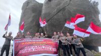 Bendera Merah Putih Berkibar di Puncak Gunung Ranai