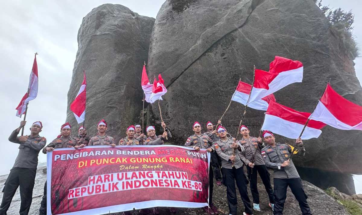 Bendera Merah Putih Berkibar di Puncak Gunung Ranai