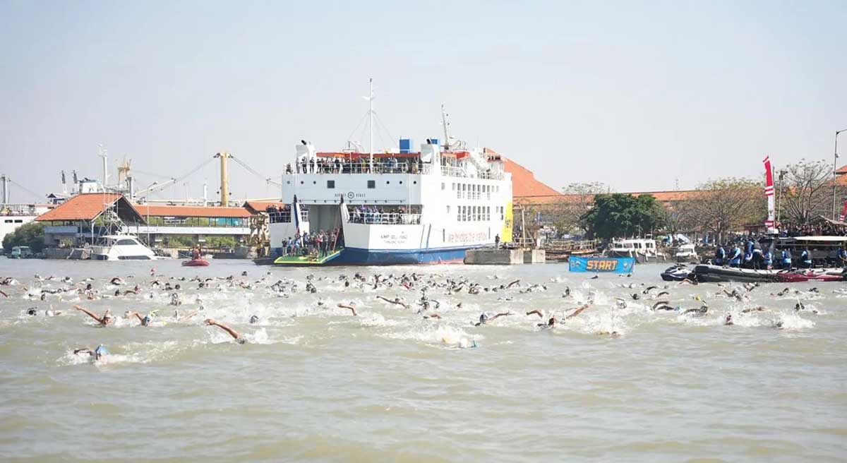 Prajurit dan Masyarakat Adu Kecepatan di Fin Swimming Selat Madura 2025