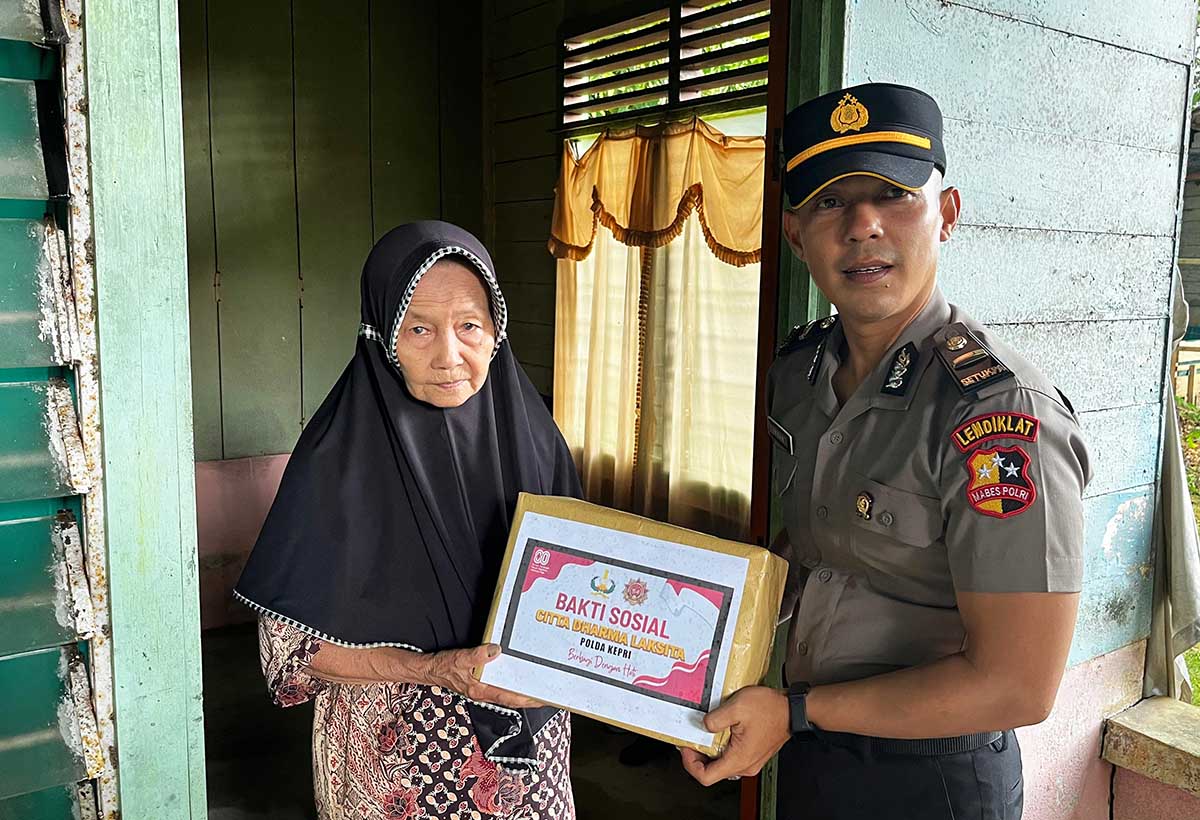 Siswa SIP Polda Kepri Gelar Bakti Sosial, Warga Lingga Dapat Sembako