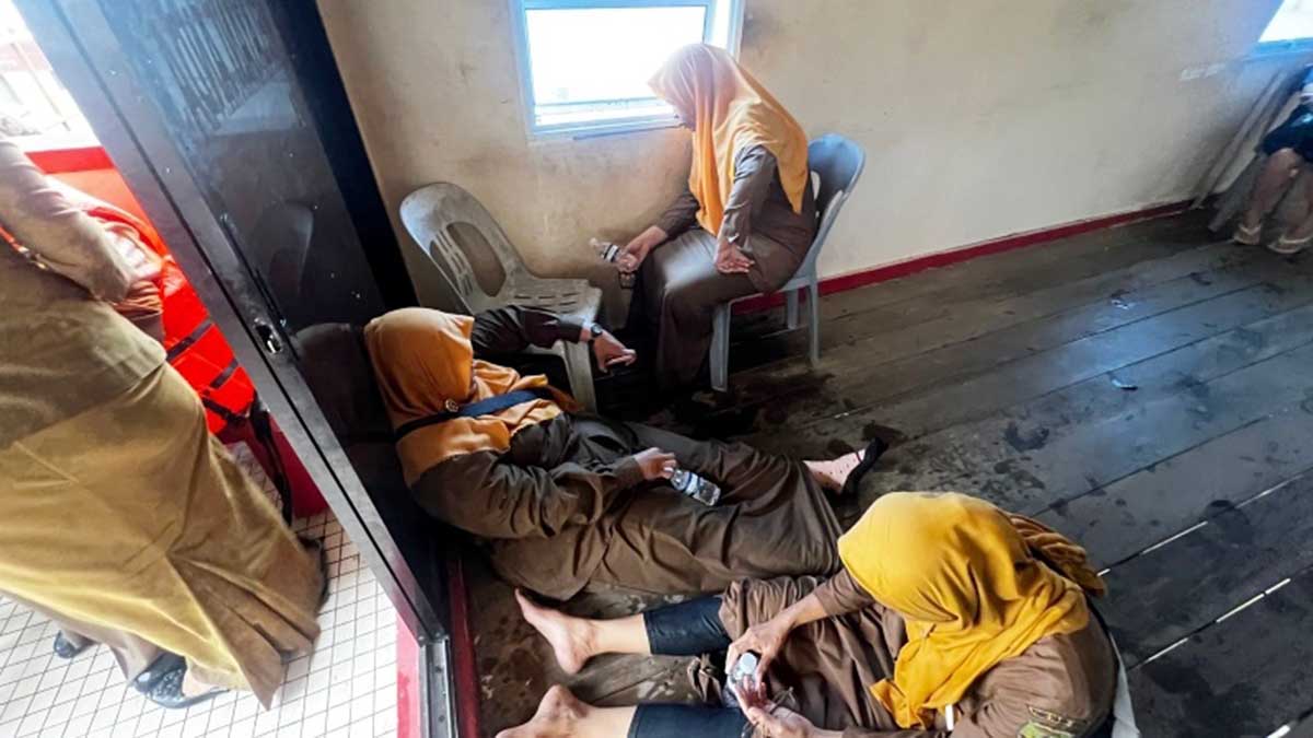 Pompong Pengangkut Pegawai Penyengat Terbalik Dihantam Angin Kencang