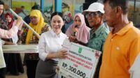 Li Claudia Serahkan Bansos Lansia di Batu Aji, Total 810 Penerima