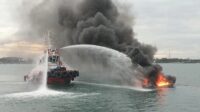 kapal kayu terbakar