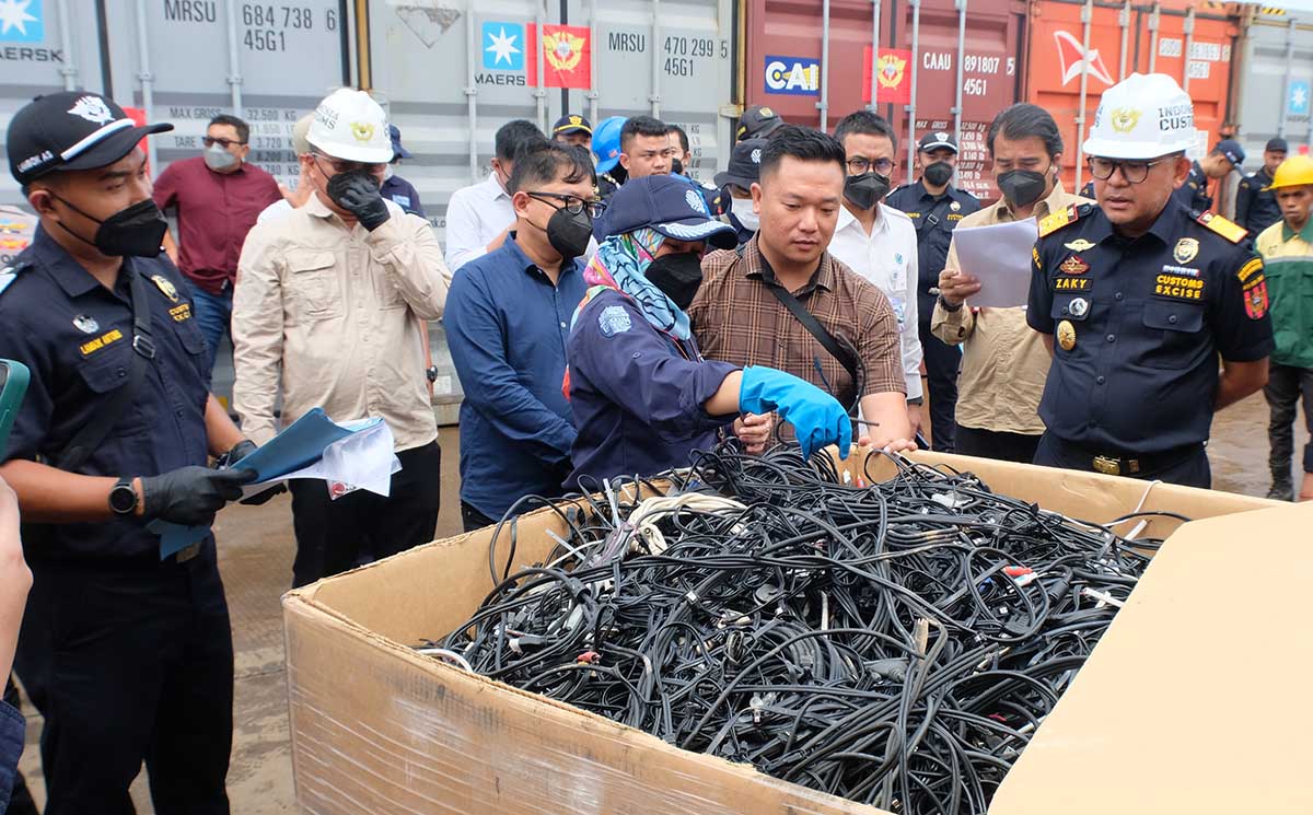Bukan Barang Biasa, 18 Kontainer Diduga Berisi Limbah Beracun Ditahan di Batam