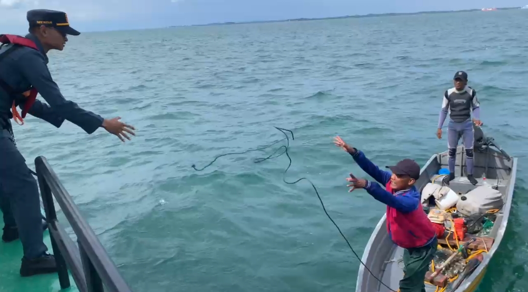 Nelayan Kehabisan Bahan Bakar di Selat Riau, KN 406 Lakukan Evakuasi