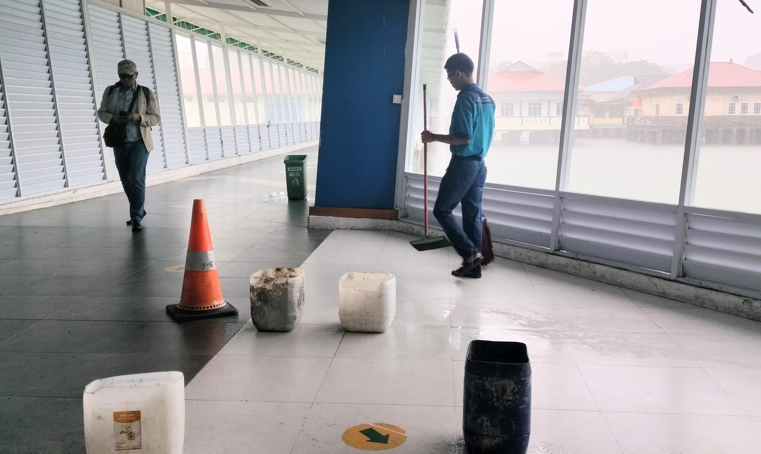 Atap Bocor di Pelabuhan Sri Bintan Pura Tanjungpinang, Penumpang Keluhkan Lantai Licin