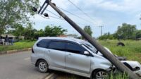 mobil tabrak tiang listrik