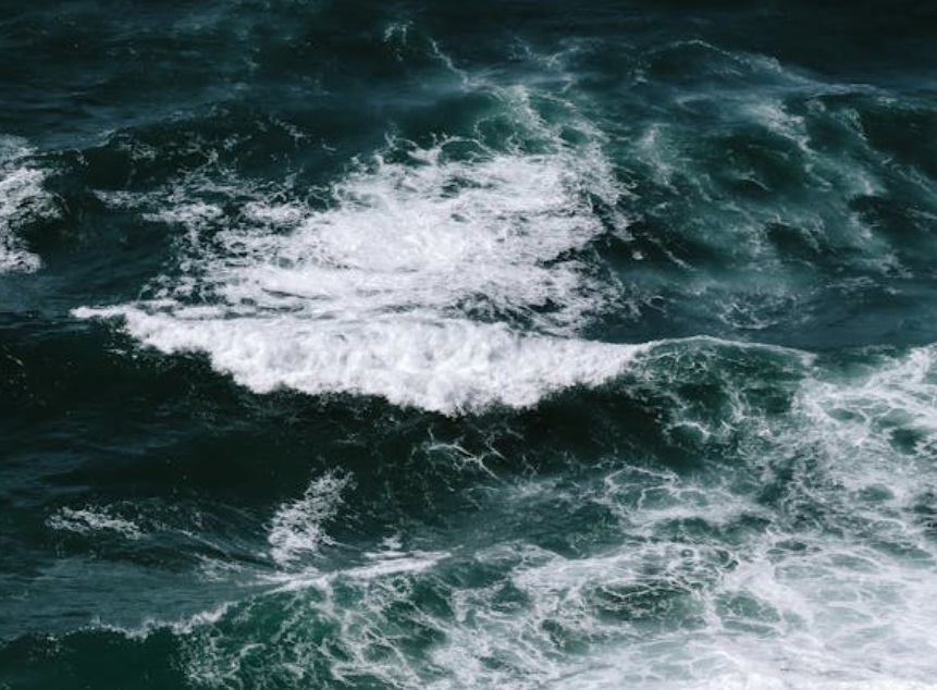 BMKG Keluarkan Peringatan Gelombang Tinggi di Perairan Kepri hingga 27 Januari 2026