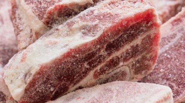 Polda Kepri Gagalkan Penyelundupan Hampir 70 Ton Daging Beku di Perairan Karimun