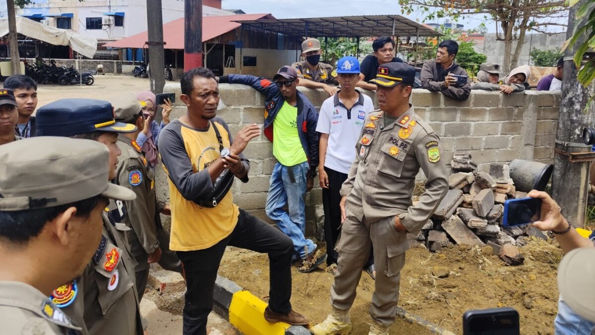 satpol bongkar tembok