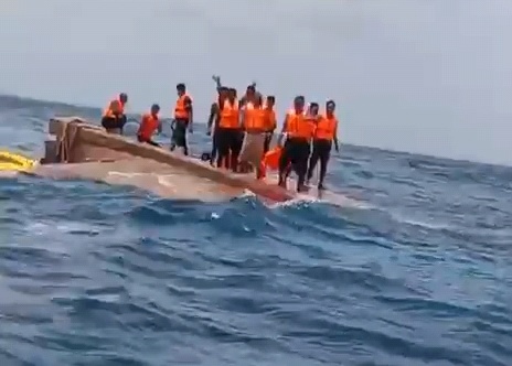 kapal terbalik