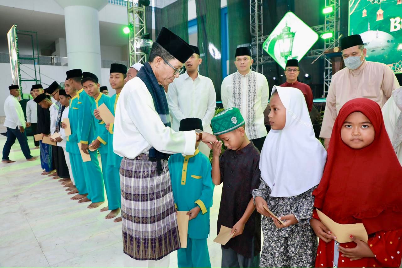 Malam Nuzululqur’an di Batam, 1.200 Anak Yatim Terima Santunan dari Wali Kota