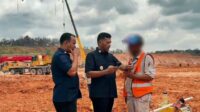 Petugas gabungan dari Imigrasi sedang melakukan validasi dokumen keimigrasian serta kepatuhan terhadap aktivitas TKA di KEK Galang Batang, Bintan. Foto: Dok. Humas Imigrasi Tanjungpinang