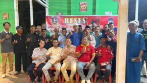 Januar Robert Silalahi foto bersama saat reses